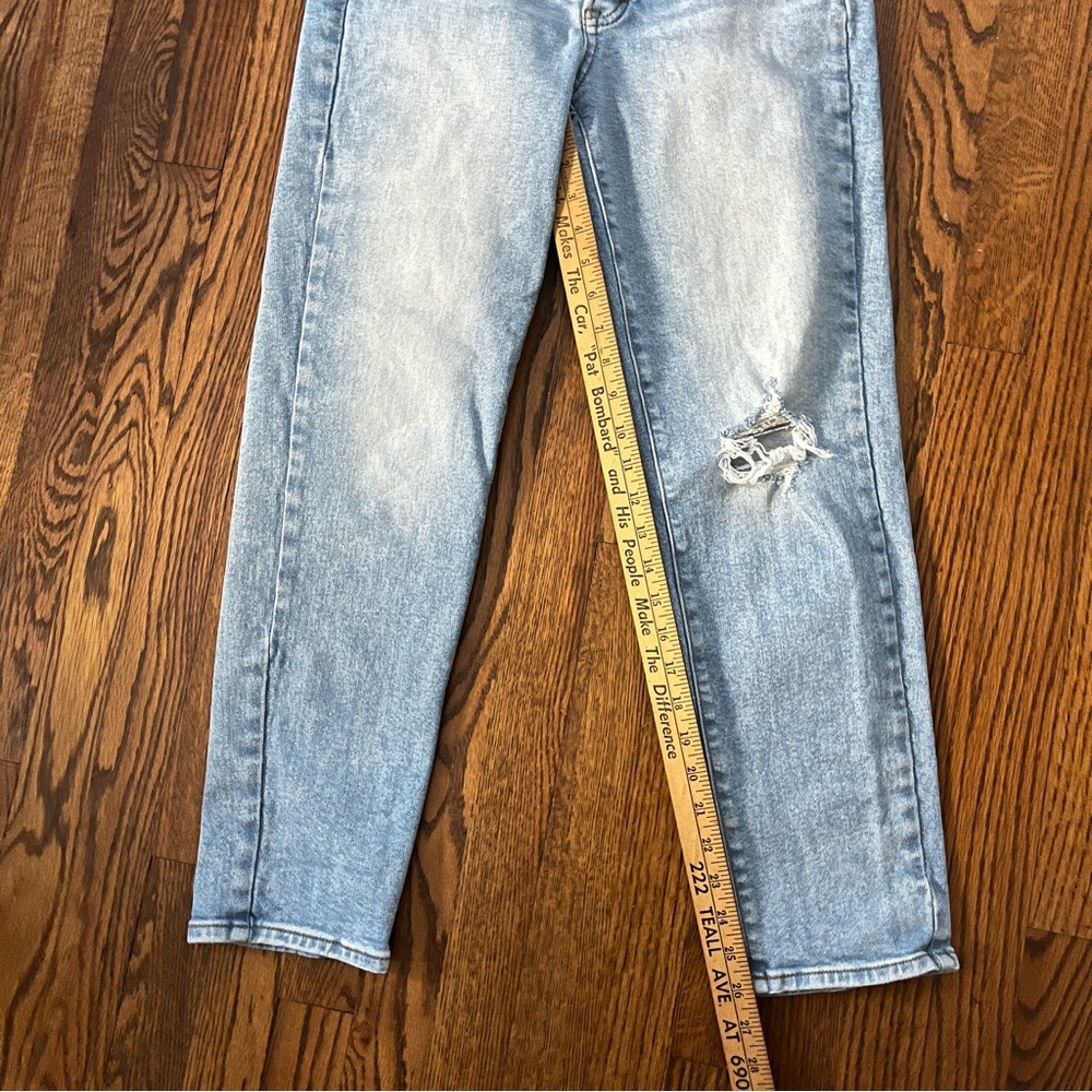 Universal Thread Mid Rise 80s Slim Ripped Distressed Light Wash Jeans Size 8 - Picture 6 of 9